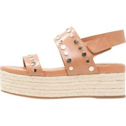 Sandały damskie: Vince Camuto RAETIN Sandały na platformie peanut