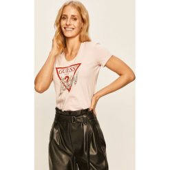 Guess Jeans - T-shirt. Czerwone bluzki damskie Guess Jeans, s, z aplikacjami, z elastanu, casualowe, z okrągłym kołnierzem, z krótkim rękawem. Za 189,90 zł.