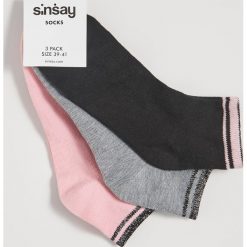 Skarpetki z paskami - Wielobarwn. Skarpetki damskie Sinsay, w paski. W wyprzedaży za 4,99 zł.