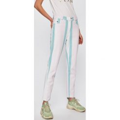Tommy Jeans - Jeansy Izzy. Fioletowe jeansy damskie Tommy Jeans, bez wzorów, z bawełny, z podwyższonym stanem. W wyprzedaży za 319,90 zł.