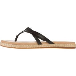UGG Annice Japonki Czarny. Czarne klapki damskie Ugg, w paski, ze skóry, bez obcasa. Za 386,95 zł.