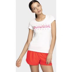 T-shirt damski TSD015 - biały. Białe t-shirty damskie 4f, bez wzorów, bez kołnierzyka. W wyprzedaży za 29,99 zł.