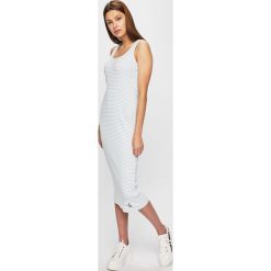 Calvin Klein Jeans - Sukienka. Niebieskie sukienki damskie Calvin Klein Jeans, na co dzień, s, bez wzorów, z bawełny, casualowe, z okrągłym kołnierzem, bez rękawów, proste. W wyprzedaży za 279,90 zł.