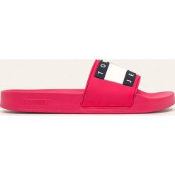 Tommy Jeans - Klapki. Pomarańczowe klapki damskie Tommy Jeans, bez wzorów, z jeansu, bez obcasa, na obcasie. W wyprzedaży za 159,90 zł.