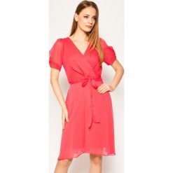 Sukienka koktajlowa DKNY DD0AI722. Różowe sukienki damskie DKNY, bez wzorów, z poliesteru, wizytowe, bez kołnierzyka, bez rękawów. W wyprzedaży za 579,00 zł.
