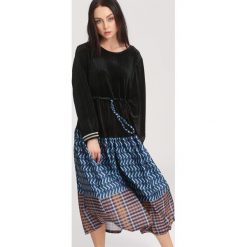 Czarna Sukienka Butterflies. Czarne sukienki damskie marki other, bez wzorów, bez kołnierzyka, bez rękawów, maxi. Za 74,99 zł.