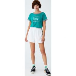Koszulka z kontrastowym obszyciem. Zielone t-shirty damskie marki Pull&Bear, z kontrastowym kołnierzykiem. Za 29,90 zł.