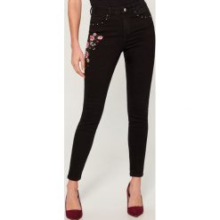 Jeansy skinny fit z kwiatowym haftem - Czarny. Czarne jeansy damskie Mohito. W wyprzedaży za 79,99 zł.