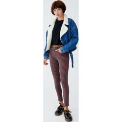 Jeansy skinny fit w paski. Czerwone jeansy damskie Pull&Bear, z jeansu. Za 79,90 zł.
