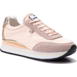 Sneakersy WRANGLER - Jungle Camo WL91532A Pink 082. Różowe półbuty damskie Wrangler, bez wzorów, z zamszu, bez obcasa, na płaskiej podeszwie, bez zapięcia. Za 299,00 zł.