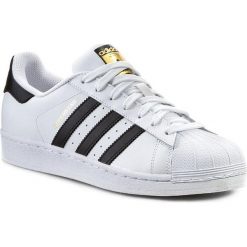Buty adidas - Superstar C77124 Ftwwht/Cblack/Ftwwht. Białe buty sportowe damskie Adidas, na co dzień, w paski, z gumy, z paskami. W wyprzedaży za 339,00 zł.