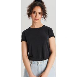 Gładka koszulka basic - Czarny. Czarne koszulki damskie Cropp, s, bez wzorów, bez kołnierzyka. W wyprzedaży za 29,99 zł.