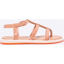Melissa - Sandały Caribe Verao + Salinas. Brązowe klapki damskie Melissa, bez wzorów, z gumy, bez obcasa, na płaskiej podeszwie. W wyprzedaży za 219,90 zł.