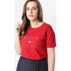 Bordowy T-shirt Melara. Czerwone bluzki damskie Born2be, xl, z napisami, z okrągłym kołnierzem, z krótkim rękawem. Za 49,99 zł.
