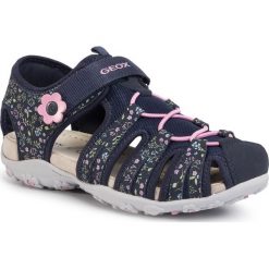 Sandały GEOX - J S.Roxanne B J92D9B 0CE15 C4021 D Dk Navy. Niebieskie sandały dziewczęce Geox, ze skóry ekologicznej, bez zapięcia. W wyprzedaży za 219,00 zł.