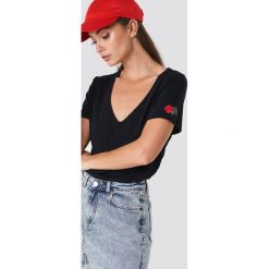 NA-KD T-shirt z haftowaną różą - Black. Czarne t-shirty damskie NA-KD, z haftami, dekolt w kształcie v. Za 72,95 zł.