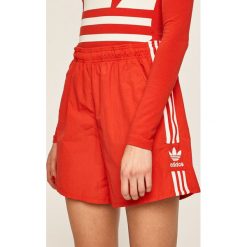 Adidas Originals - Szorty. Czerwone szorty damskie adidas Originals, z aplikacjami, z poliesteru, casualowe. Za 149,90 zł.