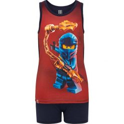 2-częściowy zestaw bielizny w kolorze granatowo-czerwonym. Czerwone podkoszulki chłopięce LEGO Wear, z nadrukiem. W wyprzedaży za 39,95 zł.