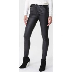 Czarne Spodnie Emerie. Czarne spodnie damskie Born2be, s, z materiału. Za 89,99 zł.