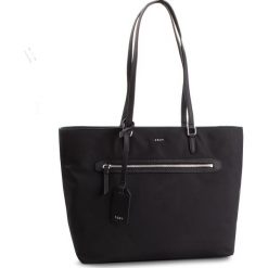 Torebka DKNY - Kaden R81AE591 Black/Silver BSV. Czarne torebki klasyczne damskie marki DKNY, bez wzorów, ze skóry ekologicznej, na ramię, bez dodatków. W wyprzedaży za 369,00 zł.