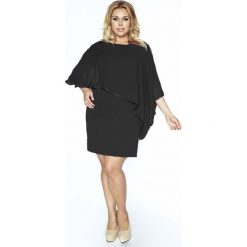 Czarna Sukienka Wizytowa Dopasowana z Szyfonem PLUS SIZE. Czarne sukienki asymetryczne marki Molly.pl, plus size, z szyfonu, eleganckie, z asymetrycznym kołnierzem, plus size, bez rękawów. Za 229,90 zł.
