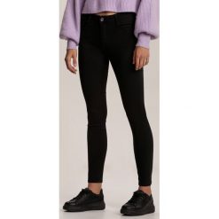 Czarne Jeansy Skinny Lynnova. Czarne jeansy damskie Renee, s. Za 99,99 zł.