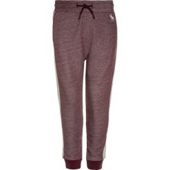 Abercrombie & Fitch SIDE STRIPE Spodnie treningowe burgundy. Czerwone jeansy chłopięce marki Abercrombie & Fitch. W wyprzedaży za 125,30 zł.
