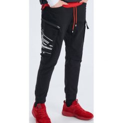 Elastyczne spodnie slim jogger - Czarny. Czarne spodnie męskie marki Cropp, m, bez wzorów. Za 149,99 zł.