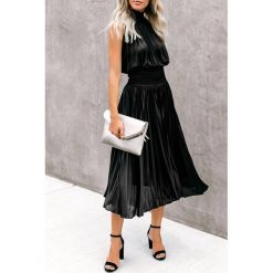 Sukienka NAZARA BLACK. Czarne sukienki damskie IVET, bez wzorów, z materiału, eleganckie, bez kołnierzyka, bez rękawów, długie, plisowane. W wyprzedaży za 79,00 zł.
