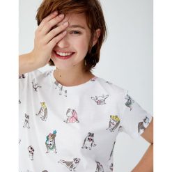Koszulka w buldogi. Białe t-shirty damskie marki Pull&Bear. Za 29,90 zł.