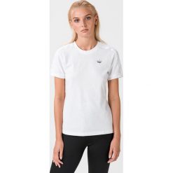 Adidas Originals Koszulka Biały. Białe koszulki damskie adidas Originals, z haftami, z bawełny, bez kołnierzyka. Za 119,95 zł.