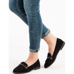CZARNE MOKASYNY Z DŻETAMI. Czarne półbuty damskie LAURA MODE, bez wzorów, bez obcasa, bez zapięcia. Za 53,00 zł.