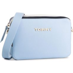 Torebka TOMMY HILFIGER - Th Corporate Crossover AW0AW06812 404. Niebieskie listonoszki damskie TOMMY HILFIGER, bez wzorów, ze skóry ekologicznej, bez dodatków. Za 449,00 zł.