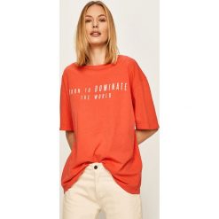 Answear - T-shirt. Czerwone bluzki damskie ANSWEAR, m, z nadrukiem, z bawełny, casualowe, z okrągłym kołnierzem. W wyprzedaży za 49,90 zł.