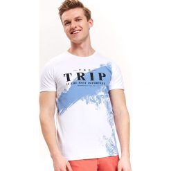T-shirt z nadrukiem. Białe t-shirty męskie Top Secret, na lato, xxl, z nadrukiem, klasyczne, z kontrastowym kołnierzykiem, krótkie. W wyprzedaży za 19,99 zł.