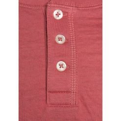 Polo Ralph Lauren HENLEY Bluzka z długim rękawem adirondack berry. Fioletowe t-shirty chłopięce z długim rękawem marki Polo Ralph Lauren, z bawełny, polo. Za 169,00 zł.
