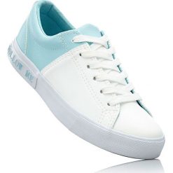 Sneakersy bonprix biało-morski pastelowy. Białe buty sportowe damskie bonprix, z napisami, sportowe. Za 74,99 zł.