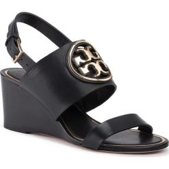 Sandały TORY BURCH - Metal Miller 65Mm Wedge 56115 Perfect Black/Gold 013. Czarne klapki damskie Tory Burch, bez wzorów, ze skóry, bez obcasa, na koturnie. Za 1269,00 zł.