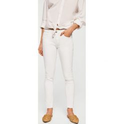 Mango - Jeansy push-up Kim. Białe jeansy damskie rurki marki Mango, z bawełny. W wyprzedaży za 69,90 zł.