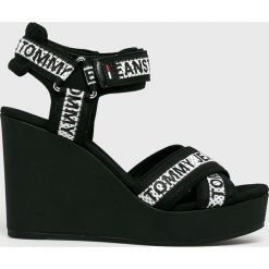 Tommy Jeans - Koturny. Czarne koturny damskie Tommy Jeans, bez obcasa, na obcasie, bez zapięcia. W wyprzedaży za 249,90 zł.