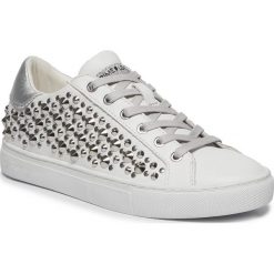 Sneakersy CRIME LONDON - Beat 25705AA2.10 White. Białe półbuty damskie Crime London, na co dzień, z aplikacjami, ze skóry, bez obcasa, na płaskiej podeszwie, bez zapięcia. W wyprzedaży za 519,00 zł.
