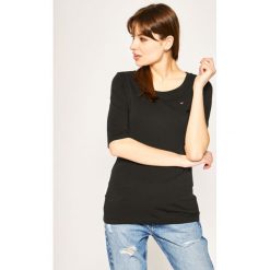 Bluzka TOMMY HILFIGER Th Ess Sld Raund WW0WW26729. Czarne bluzki damskie TOMMY HILFIGER, s, bez wzorów, z elastanu, bez kołnierzyka, bez rękawów. W wyprzedaży za 159,00 zł.
