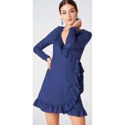 NA-KD Boho Kopertowa sukienka z długim rękawem i falbaną - Blue. Niebieskie sukienki damskie marki NA-KD Boho, bez wzorów, z poliesteru, boho, bez kołnierzyka, z długim rękawem, długie, mini, kopertowe. Za 121,95 zł.
