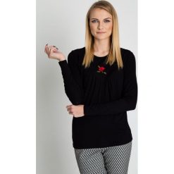 Czarna bluzka z haftem na przodzie RABARBAR. Czarne bluzki damskie RABARBAR, z haftami, eleganckie, z okrągłym kołnierzem, z długim rękawem. W wyprzedaży za 83,00 zł.