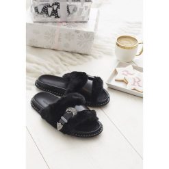 Czarne Klapki Candy Bar. Czarne klapki damskie Renee, w paski, z futra. Za 49,99 zł.