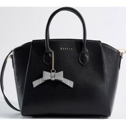 Torba City Bag z brelokiem - Czarny. Czarne torebki klasyczne damskie Mohito, z breloczkiem. Za 139,99 zł.
