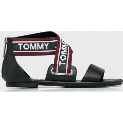 Tommy Jeans - Sandały. Niebieskie klapki damskie Tommy Jeans, bez wzorów, z jeansu, bez obcasa, na obcasie. W wyprzedaży za 249,90 zł.