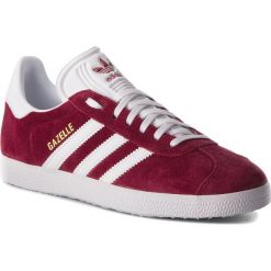 Buty adidas - Gazelle B41645 Cburgu/Ftwwht/Ftwwht. Czerwone buty sportowe damskie Adidas, bez wzorów, z zamszu, klasyczne, bez obcasa, na płaskiej podeszwie, bez zapięcia. W wyprzedaży za 299,00 zł.