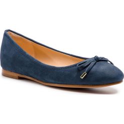 Baleriny CLARKS - Grace Lily 261389554 Navy Nubuck. Niebieskie baleriny damskie marki Clarks, ze skóry, klasyczne, na płaskiej podeszwie. Za 389,00 zł.