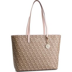 Torebka DKNY - Bryant Lg Tote Carryall R83AJ654 Chino Logo-Iconic Blush JCL. Pomarańczowe torebki klasyczne damskie DKNY, bez wzorów, ze skóry ekologicznej, bez dodatków. W wyprzedaży za 589,00 zł.